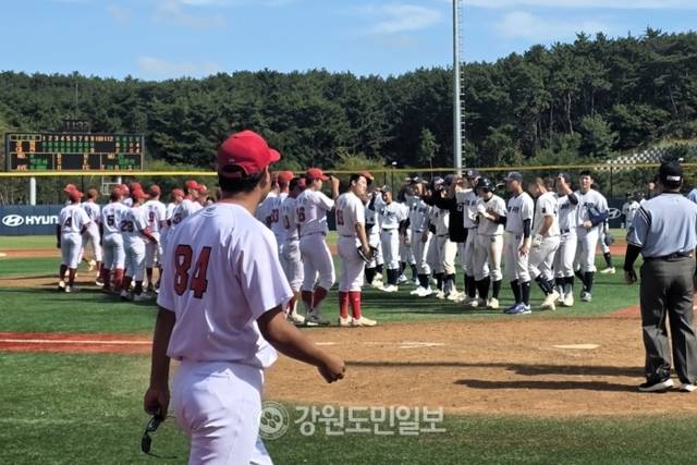 ▲ 강릉고 야구부 선수단이 17일 부산 기장현대차드림볼파크에서 열린 대전고와 제106회 전국체육대회 야구 예선에서 석패한 뒤 상대에 인사하고 있다. 한규빈 기자