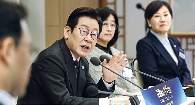 이재명 대통령이 16일 대통령실에서 열린 ‘제2차 핵심규제 합리화 전략회의’에서 발언하고 있다.   /김범준 기자