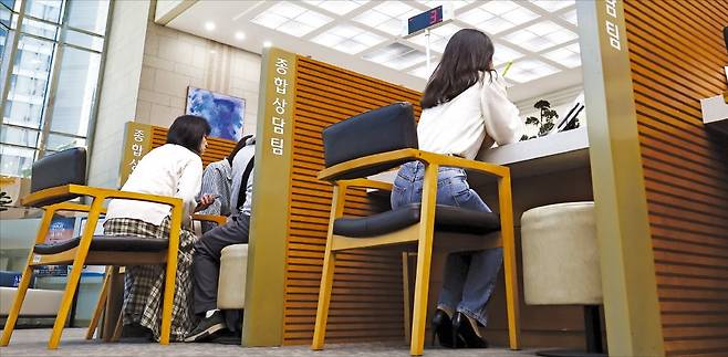 < 꽉 막힌 대출 > ‘10·15 부동산 대책’으로 서울과 경기 12개 지역의 주택담보대출 갈아타기가 사실상 불가능해졌다. 강화된 규제 시행 첫날인 16일 서울의 한 은행 창구에서 금융소비자들이 상담을 하고 있다.  /뉴스1