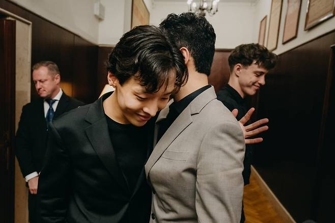 이혁 이효 형제 피아니스트가 제19회 쇼팽 국제 피아노 콩쿠르의 본선 3라운드 무대를 마친 뒤 포옹하고 있는 모습. 제공=쇼팽 콩쿠르 위원회