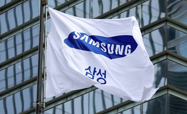 A Samsung Electronics flag flies outside the company's offices in Seocho-gu, Seoul (Newsis)