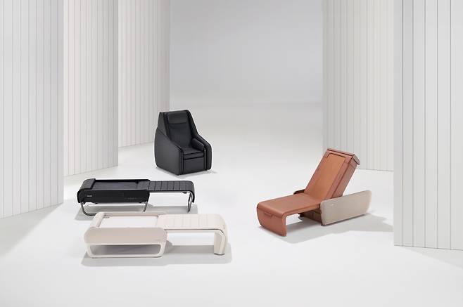 Ceragem’s new product Master V11 (center) and the company’s Master V spinal medical devices (Ceragem)