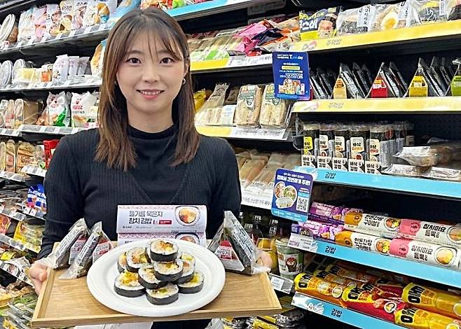 GS25가 대상 김치 브랜드 '종가'와 손잡고 비법 백볶음김치를 넣은 '들기름묵은지참치김밥'을 출시했다. GS25 제공