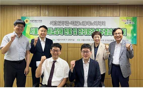 ‘서울특별시의회 저출생·고령사회 문제극복을 위한 특별위원회’ 강석주 위원장(오른쪽)이 지난 8월 1일 서울시의회에서 초고령사회 진입에 따른 고령 인구 건강 문제 중 하나인 배뇨장애 현황과 효과적인 관리방안 마련을 위한 간담회에서 기념촬영을 하고 있다.