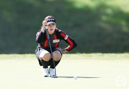 2라운드 3번 홀 그린 살피는 황정미. 사진[연합뉴스]