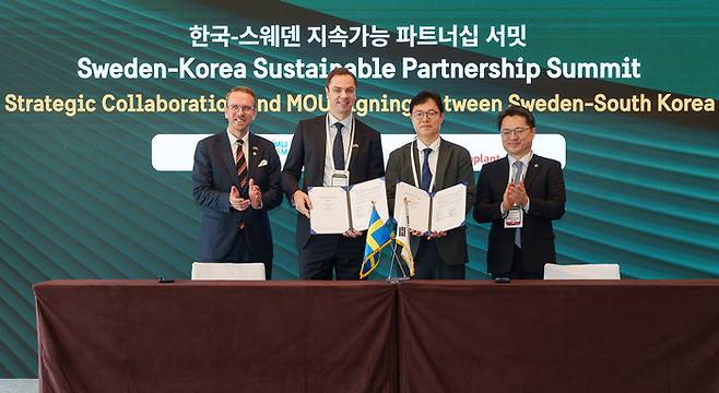 지난 16일 서울 용산구 그랜드하얏트 호텔에서 열린 ‘한국-스웨덴 지속가능 파트너십 서밋’에서 SK오션플랜트와 문무바람 간 부유식 해상풍력 분야 전략적 파트너십 구축 MOU 체결식이 열린 가운데 참석자들이 기념촬영을 하고 있다. [사진 = SK오션플랜트]