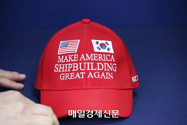 3일 대통령실이 공개한 ‘마스가(MASGA·Make American Shipbuilding Great Again)’ 모자. 초읽기에 몰리던 한미관세 협상의 막판 타결을 이끈 한미 조선 산업 협력 프로젝트인 마스가는 ‘마가(MAGA·Make America Great Again)’라는 정치 구호를 내세워 재선에 성공한 도널드 트럼프 미국 대통령을 설득한 맞춤형 구호로 알려졌다2025.08.03.김호영기자
