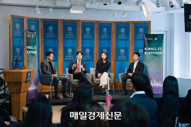 15일(현지시간) 미국 뉴욕 코리아소사이어티에서 열린 ‘K-월스트리트 플랫폼 2025’에 참석한 한국계 금융인들이 월가 진출을 꿈꾸는 한인 대학생들의 질문에 답하고 있다. 뉴욕 특별취재팀