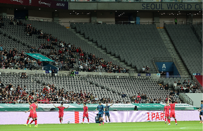 10월 14일 서울 마포구 서울월드컵경기장에서 열린 한국과 파라과이 축구 대표팀의 친선경기. 경기가 진행 중인 가운데 관중석 곳곳이 비어있다. 사진=연합뉴스