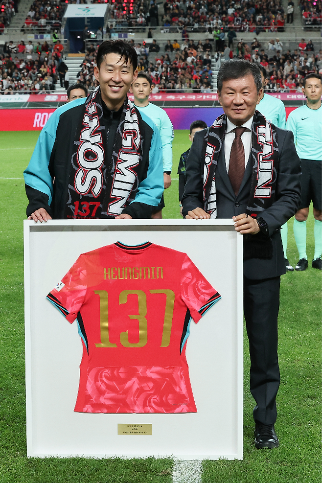 14일 서울 마포구 서울월드컵경기장에서 열린 한국과 파라과이 축구 대표팀의 친선경기. 경기 시작 전 손흥민이 A매치 역대 최다 출전 기록(137경기) 기념 유니폼을 전달받은 뒤 정몽규 대한축구협화장과 기념사진을 찍고 있다. 손흥민은 지난 브라질전 출전을 통해 A매치 통산 출전 137경기를 달성하며 한국 축구의 새 역사를 작성했다. 사진=연합뉴스 제공