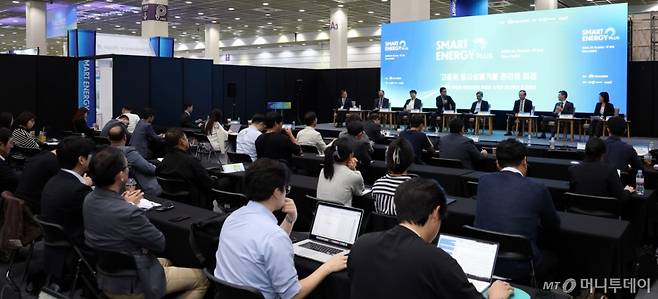 송기찬 前한국원자력연구원 후행핵주기기술연구소장이 17일 서울 강남구 코엑스에서 열린 '스마트에너지플러스(SEP) 2025' 고준위 방사성폐기물 관리의 미래 컨퍼런스에서 패널토론 좌장을 맡아 진행하고 있다. /사진=김창현 기자 chmt@
