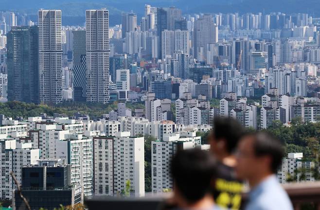 서울 전역이 토지거래허가구역으로 묶이자 규제를 피한 수도권 비규제 역세권에 매수 관심이 몰리고 있다. 사진은 서울 남산에서 바라본 아파트 단지 모습./뉴스1