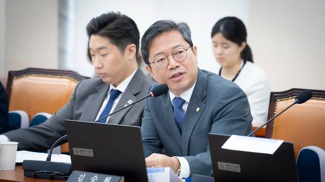 홈플러스의 부동산 매각은 단기적으로 현금을 확보하는 데 집중했으나 이는 점포 리뉴얼, 온라인 전환, 물류 시스템 개선 등 핵심 사업 투자에 대한 제약을 초래했다. 사진은 지난 14일 진행된 국회 정무위원회 국정감사에서 김승원 의원(더불어민주당·경기 수원시갑)이 질의에 나선 모습. /사진=김승원 의원실