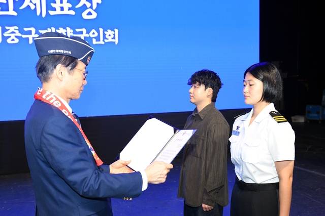 지난 8일 제73주년 재향군인의 날 기념식에서 신상태 향군장학재단 이사장이 유형석(동국대·왼쪽), 도지은(경운대· 오른쪽) 학생에게 향군장학금 증서를 수여하고 있다. 대한민국재향군인회 제공