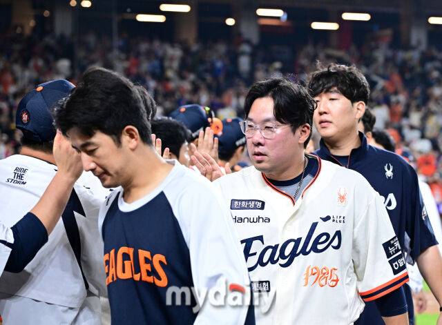 2025년 9월 26일 오후 대전 한화생명 볼파크에서 열린 '2025 신한 SOL뱅크 KBO 리그' LG 트윈스와 한화 이글스의 경기. 한화 안치홍이 4-1로 승리한 뒤 기뻐하고 있다./마이데일리