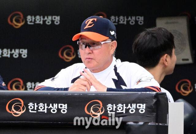 2025년 9월 27일 오후 대전 한화생명 볼파크에서 열린 '2025 신한 SOL뱅크 KBO 리그' LG 트윈스와 한화 이글스의 경기. 한화 김경문 감독이 지켜보고 있다./마이데일리