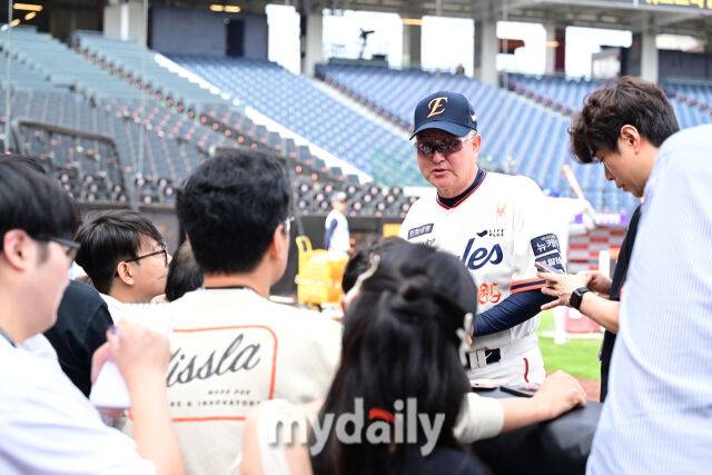 2025년 9월 27일 오후 대전 한화생명 볼파크에서 열린 '2025 신한 SOL뱅크 KBO 리그' LG 트윈스와 한화 이글스의 경기. 한화 김경문 감독이 취재진들과 이야기를 나누고 있다./마이데일리