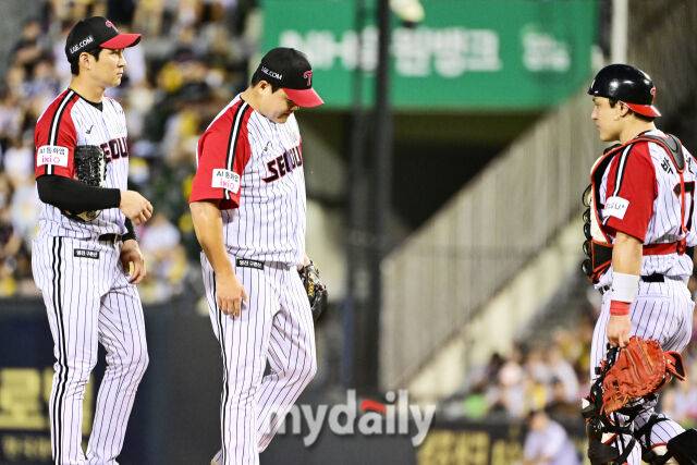 7일 오후 서울 잠실야구장에서 진행된 '2025 신한 SOL뱅크 KBO 리그' SSG-LG의 경기. LG 장현식이 7회초 만루 위기에서 마운드를 내려가고 있다./마이데일리