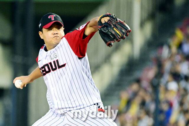 7일 오후 서울 잠실야구장에서 진행된 '2025 신한 SOL뱅크 KBO 리그' SSG-LG의 경기. LG 장현식이 구원 등판해 역투를 펼치고 있다./마이데일리