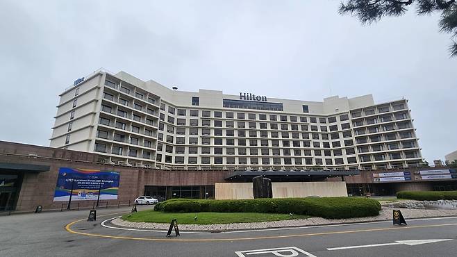 힐튼호텔 경주 전경. 한쪽 외벽에 APEC 홍보 현수막이 부착돼 있다. 고은결 기자