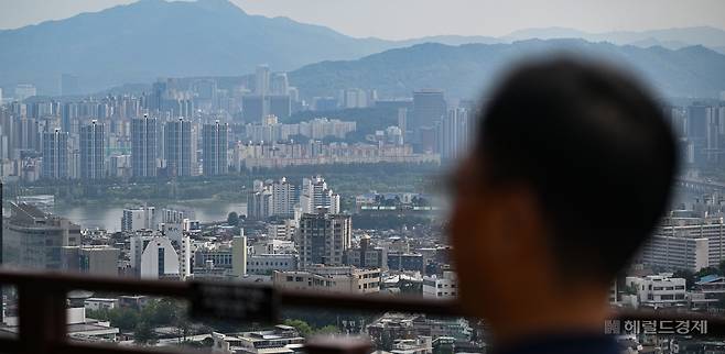 서울 남산에서 바라본 용산 및 강남 아파트의 모습이다. [사진=임세준 기자/jun@]