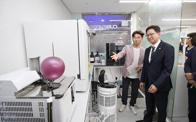 ペ・ベクフン科学情報通信部長官は21日午後、ソウル東大門区のソウルバイオハブ常駐企業（キュアバス）を訪問し、研究状況を聞いた。データ写真。 [과기정통부 제공]