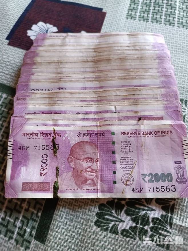 [뉴시스] 대청소 중 이십만 루피 돈뭉치를 발견한 인도 여성의 사연이 커뮤니티에서 화제가 됐다. (사진=레딧) 2025.10.13