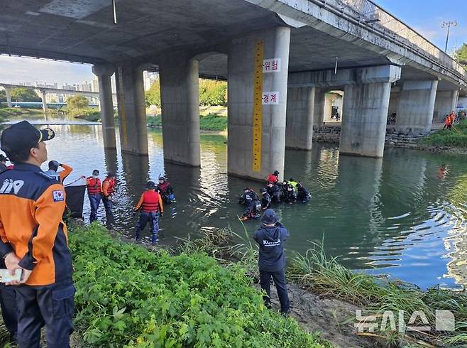 [의정부=뉴시스] 의정부 중랑천서 실종된 중학생 추정 시신 발견 현장. (사진=경기도북부소방재난본부 제공) 2025.10.17 photo@newsis.com