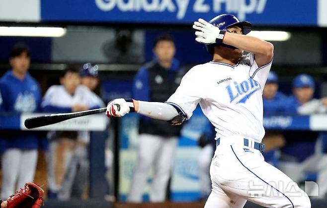 [대구=뉴시스] 이무열 기자 = 13일 대구 수성구 삼성라이온즈파크에서 열린 2025 신한 SOL 뱅크 KBO 포스트시즌 준플레이오프 3차전 SSG 랜더스와 삼성 라이온즈의 경기, 5회말 2사 주자 1,2루 상황에서 삼성 김영웅이 2타점 2루타를 치고 있다. 2025.10.13. lmy@newsis.com