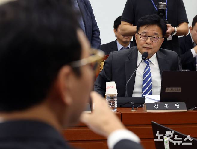 16일 국회 과학기술정보방송통신위원회에서 열린 원자력안전위원회 등에 대한 국정감사에서 더불어민주당 김우영 의원이 국민의힘 박정훈 의원과 '휴대전화 문자 폭로 사태' 에 대한 설전을 벌이고 있다. 황진환 기자