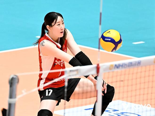 리시브하는 고예림. 한국배구연맹