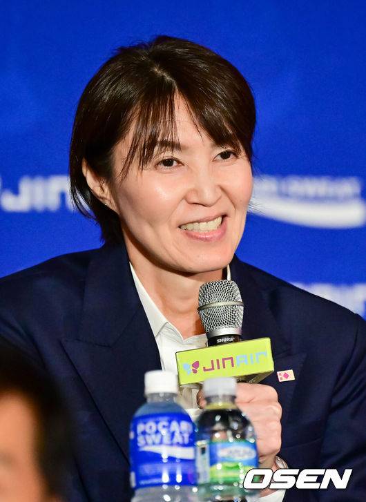 [OSEN=박준형 기자] 16일 서울 청담리베라에서 프로배구 진에어 2025-2026시즌 V리그 개막을 알리는 여자부 미디어데이 행사가 진행됐다.이날 미디어데이에는 흥국생명의 이다현, 레베카 라셈(등록명 레베카), 정관장의 정호영, 엘리사 자네테, 현대건설의 김다인, 카리 가이스버거(등록명 카리), IBK기업은행의 육서영, 알리사 킨켈라, 한국도로공사의 김세빈, 레티치아 모마 바소코(등록명 모마), GS칼텍스의 유서연, 레이나 도코쿠, 페퍼저축은행의 고예림, 조이 웨더링턴(등록명 조이)이 참석했다.흥국생명 요시하라 토모코 감독이 소감을 말하고 있다.    2025.10.16 / soul1014@osen.co.kr