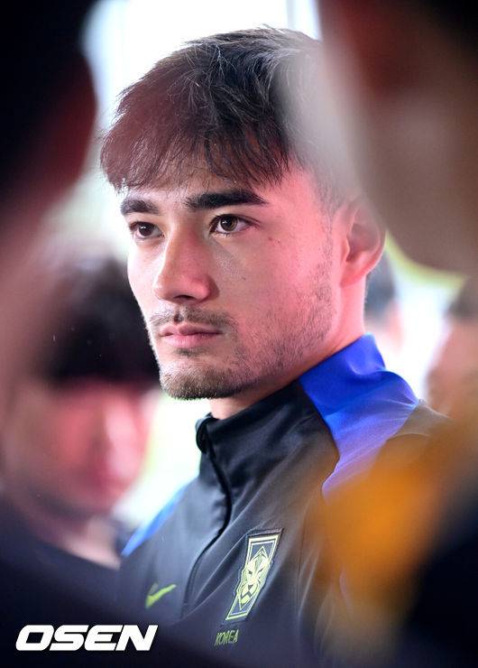 [OSEN=고양, 최규한 기자] 홍명보 감독이 이끄는 대한민국 축구 국가대표팀이 7일 오후 경기도 고양종합운동장 보조경기장에서 오는 10일 브라질과의 평가전을 앞두고 오픈트레이닝을 진행했다.한국 축구대표팀과 브라질은 오는 10일 서울월드컵경기장에서 친선경기를 갖는다.훈련을 앞두고 A대표팀 옌스 카스트로프가 취재진과 인터뷰를 하고 있다. 2025.10.07 / dreamer@osen.co.kr