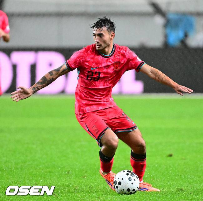 [OSEN=서울월드컵경기장, 지형준 기자] 세계의 벽은 높았다. 결과는 0-5 대패였다.홍명보&nbsp;감독이 이끄는 대한민국 남자 축구 국가대표팀은 10일 서울월드컵경기장에서 '세계 최강' 브라질을&nbsp;상대로 A매치&nbsp;평가전을 치러&nbsp;이스테방(첼시)과 호드리구(레알 마드리드)에게 나란히 2골을 허용하면서 0-5로 대패했다.후반 한국 카스트로프 옌스가 패스할 곳을 찾고 있다. 2025.10.10 /jpnews@osen.co.kr