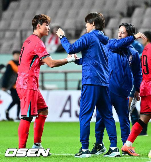 [OSEN=서울월드컵경기장, 지형준 기자] 한국 축구가 안방에서 '남미 강호' 파라과이를 물리치며 사상 최초의 2026 국제축구연맹(FIFA) 북중미 월드컵 포트 2 확보에 청신호를 켰다.한국 축구대표팀은 14일 오후 8시&nbsp;서울월드컵경기장에서 열린 A매치&nbsp;친선 경기에서 파라과이를 2-0으로 제압했다. 지난 10일 일본 원정에서 2-2로 비기고 온 파라과이는 한국에 덜미를 잡히며 10월 아시아 투어를 1무 1패로 마감하게 됐다.경기를 마치고 한국 홍명보 감독이 오현규와 승리를 기뻐하고 있다. 2025.10.14. /jpnews@osen.co.kr