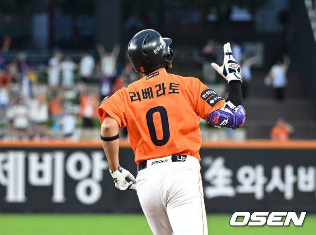 [OSEN=대전, 이대선 기자] 5회말 무사 만루에서 한화 리베라토가 우중월 만루 홈런을 치고 환호하고 있다. 2025.09.13 /sunday@osen.co.kr