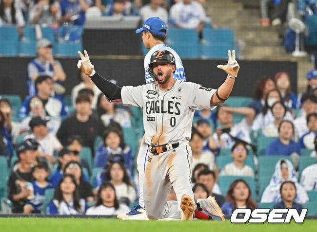 [OSEN=대구, 이석우 기자] 26일 대구삼성라이온즈파크에서 2025 신한 SOL 뱅크 KBO 리그 삼성 라이온즈와 한화 이글스의 경기가 열렸다. 한화 리베라토가 6회초 2사 1,2루 우익수 앞 안타를 치고 실책을 틈타 3루까지 쇄도한 후 포효하고 있다. 2025.06.26 / foto0307@osen.co.kr