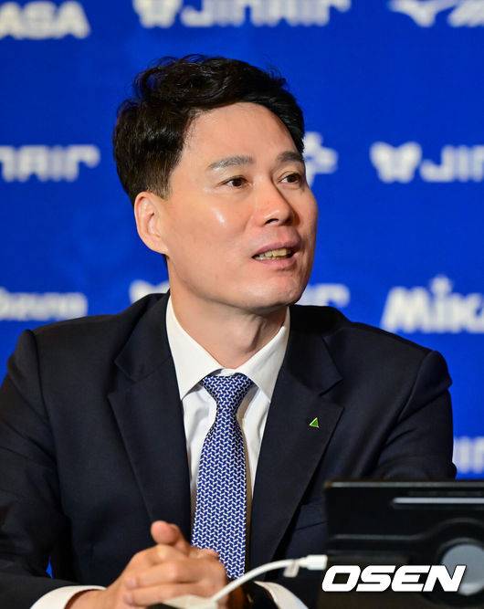 [OSEN=박준형 기자] 16일 서울 청담리베라에서 프로배구 진에어 2025-2026시즌 V리그 개막을 알리는 여자부 미디어데이 행사가 진행됐다.이날 미디어데이에는 흥국생명의 이다현, 레베카 라셈(등록명 레베카), 정관장의 정호영, 엘리사 자네테, 현대건설의 김다인, 카리 가이스버거(등록명 카리), IBK기업은행의 육서영, 알리사 킨켈라, 한국도로공사의 김세빈, 레티치아 모마 바소코(등록명 모마), GS칼텍스의 유서연, 레이나 도코쿠, 페퍼저축은행의 고예림, 조이 웨더링턴(등록명 조이)이 참석했다.현대건설 강성형 감독이 질문을 듣고 있다   2025.10.16 / soul1014@osen.co.kr