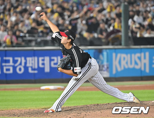 [OSEN=부산, 이석우 기자] 2일 부산 사직야구장에서 2025 신한 SOL 뱅크 KBO 리그 롯데 자이언츠와 LG 트윈스의 경기가 열렸다. LG 트윈스 신인 투수 박시원이 데뷔전에서 역투하고 있다. 2025.07.02 / foto0307@osen.co.kr