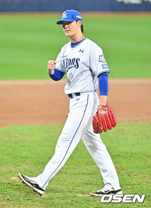 [OSEN=대구, 이석우 기자] 14일 대구 삼성라이온즈파크에서 2025 신한 SOL뱅크 KBO 준플레이오프 삼성 라이온즈와 SSG 랜더스의 4차전 경기가 열렸다. 홈팀 삼성은 후라도가, 방문팀 SSG는 김광현이 선발 투수로 출전했다.삼성 라이온즈 이호성이 8회초 2사 1,3루 SSG 랜더스 고명준을 좌익수 플라이로 잡고 주먹을 불끈 쥐고 있다. 2025.10.14 / foto0307@osen.co.kr