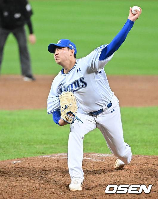 [OSEN=대구, 이석우 기자] 14일 대구 삼성라이온즈파크에서 2025 신한 SOL뱅크 KBO 준플레이오프 삼성 라이온즈와 SSG 랜더스의 4차전 경기가 열렸다. 홈팀 삼성은 후라도가, 방문팀 SSG는 김광현이 선발 투수로 출전했다.삼성 라이온즈 배찬승이 역투하고 있다. 2025.10.14 / foto0307@osen.co.kr