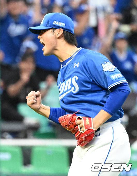 [OSEN=인천, 이대선 기자] 9일 인천 SSG랜더스필드에서 2025 신한 SOL뱅크 KBO리그 준플레이오프(5전 3선승제) 1차전 SSG 랜더스와 삼성 라이온즈의 경기가 열렸다.SSG은 화이트, 삼성은 최원태를 선발 투수로 내세웠다.8회말 2사 만루에서 삼성 이호성이 SSG 고명준을 땅볼로 처리하고 환호하고 있다. 2025.10.09 /sunday@osen.co.kr