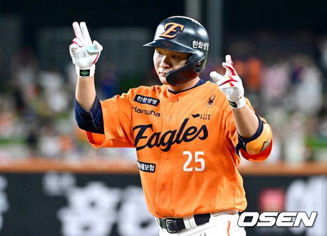 [OSEN=대전, 최규한 기자] 9회말 무사 1루 상황 한화 김태연이 안타를 날리고 1루에 안착해 기뻐하고 있다. 2025.07.26 / dreamer@osen.co.kr