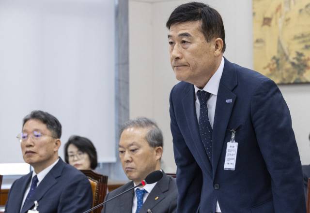 ▲허성우 한국교육시설안전원 이사장이 지난 16일 국회 교육위원회에서 열린 2025년도 교육부 산하 기관에 대한 국정감사에서 교육시설안전원 기획조정실이 야당 교육위 의원실에만 국정감사 질의 요청 문서를 돌린 것에 대해 사과하고 있다. ⓒ연합뉴스
