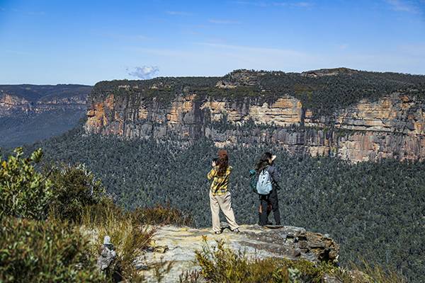 월스전망대에서 사진을 담는 여행자들. 머나먼 반대편 절벽에서 떨어지는 폭포를 찾아보는 재미도 있다.