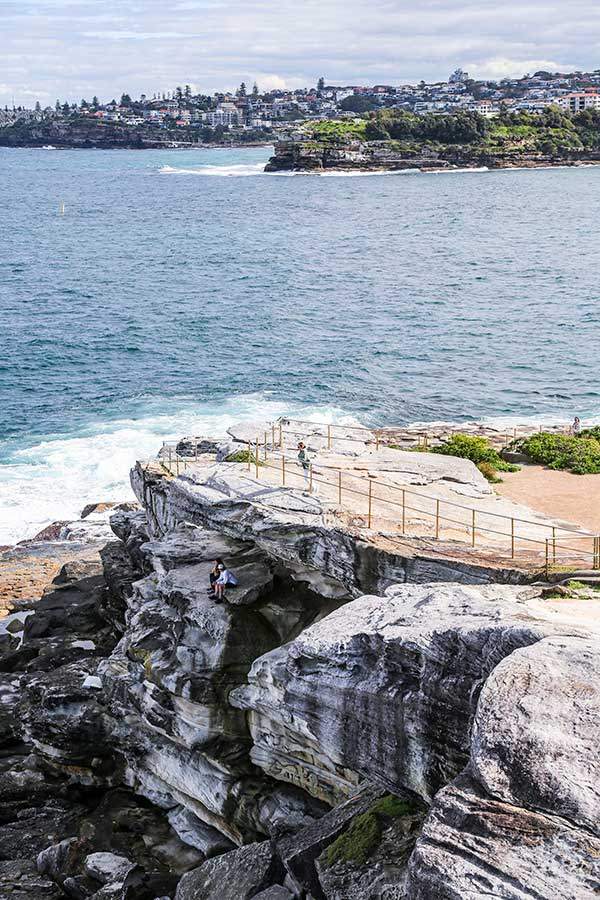 가파른 절벽을 따라 길이 이어진다. 안전난간을 넘어가면 안 되지만, 이를 개의치 않는 사람들도 있다.