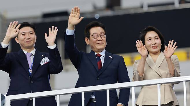 이재명 대통령과 김혜경 여사가 17일 부산 아시아드주경기장에서 열린 제106회 전국체육대회 개회식에서 입장하는 선수단을 향해 손을 흔들고 있다. 왼쪽은 유승민 대한체육회장. (사진=연합뉴스)