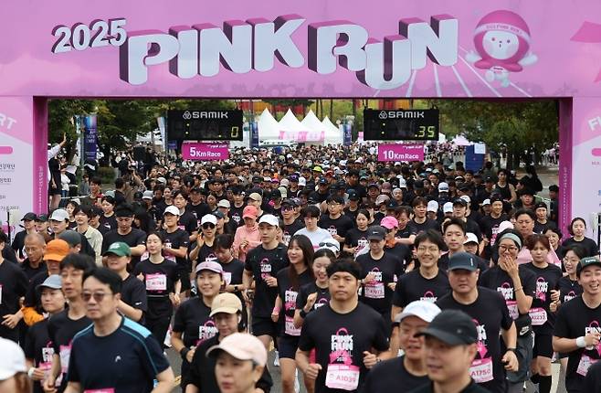 힘찬 출발하는 핑크런 참가 러너들 - 12일 서울 마포구 평화의공원 평화광장에서 열린 2025 핑크런에 참가한 러너들이 힘찬 출발을 하고 있다. 2025.10.12 뉴시스