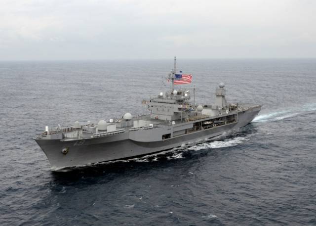 미 해군 7함대 상륙지휘함 ‘블루릿지함’(1만 9600t급)이 일본 근해에서 고속 항해하는 모습. 사진 제공=미 해군