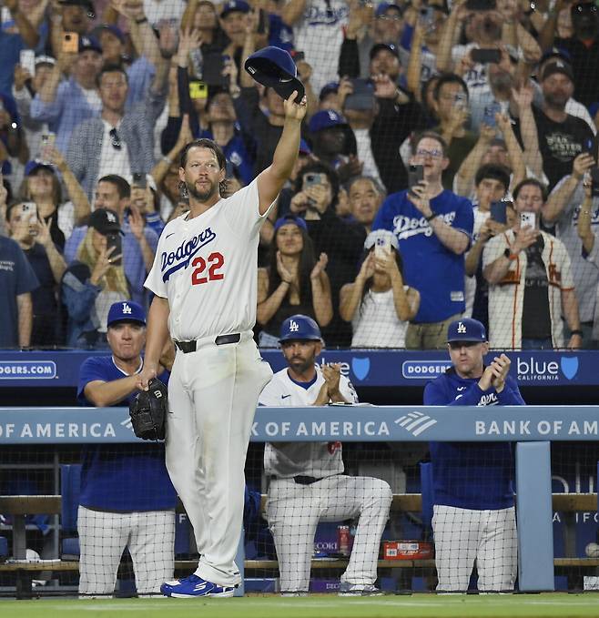 9월19일(현지 시각) 자신의 정규시즌 마지막 경기에 등판한 클레이튼 커쇼가 5회 마운드를 내려오며 홈 팬들에게 작별 인사를 하고 있다. ⓒUPI